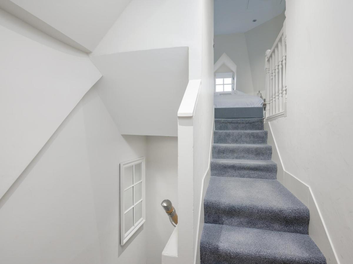 Pass The Keys Historic Ramsay Garden Apt With Balcony Views เอดินบะระ ภายนอก รูปภาพ