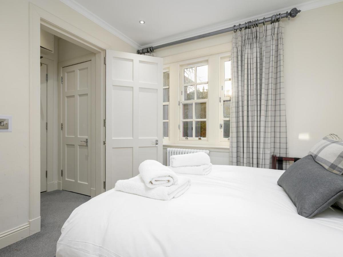 Pass The Keys Historic Ramsay Garden Apt With Balcony Views เอดินบะระ ภายนอก รูปภาพ